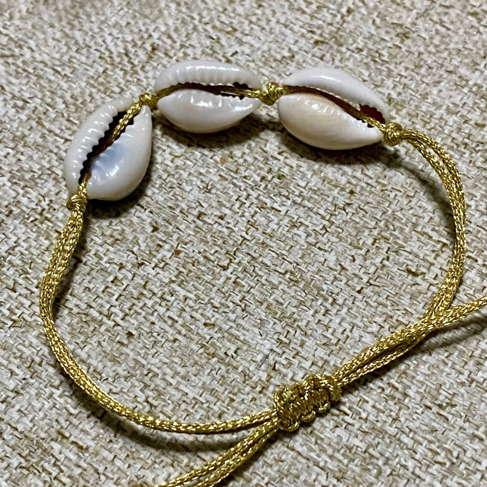 Gold Shell Bracelet - Picture 5 of 6